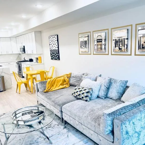 Designer 3BDR Penthouse with Private Rooftop Monument Views Near Popular H Street Corridor Parking Included Free Cancellation, Hotel in Washington