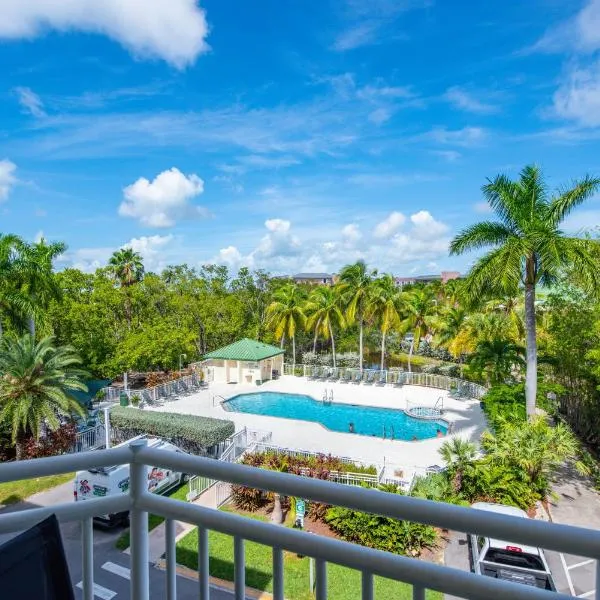 The Barbados -Bright Condo w Pool, hotel in Key West
