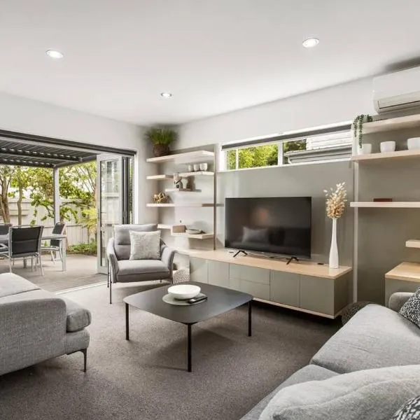 Convenient Urban Townhouse 2 carparks available, hotel in Christchurch