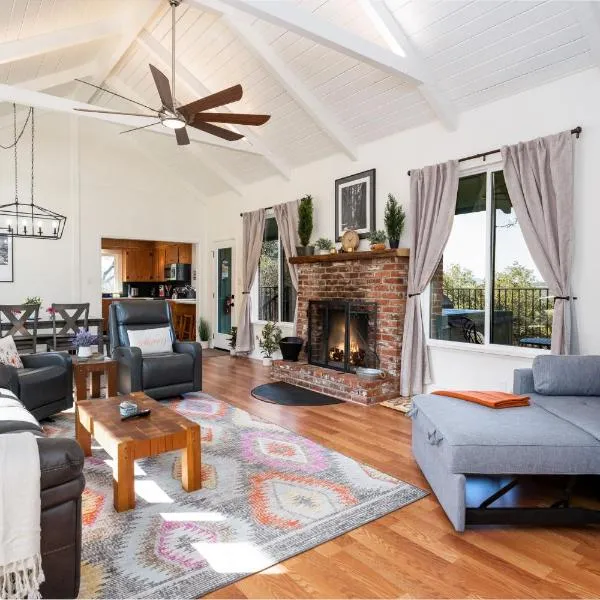 Buckeye Bungalow w hot tub/firepit/views Pet Friendly, hotel v destinaci Yosemite Forks