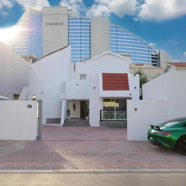 Beautiful private villa with pool, hotel v Dubaji