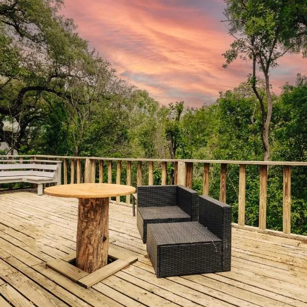 2025 Traveler Award Winner, Nature Lovers Dream, Magic Tree House on UT, Moody Center, hotel em Austin