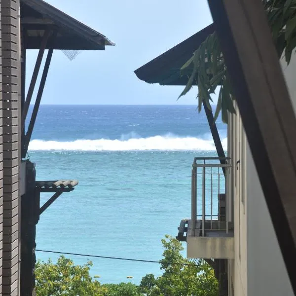 Blue Waves Beachfront Penthouse, hotel din Flic-en-Flac