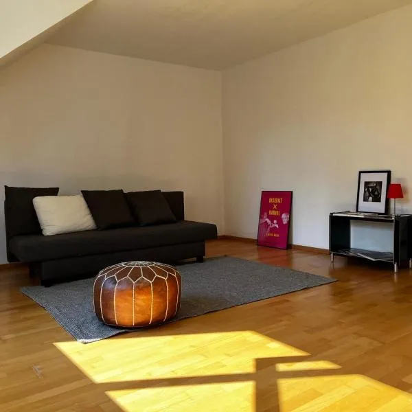 Schöne DG - Wohnung in Bonn、ボンのホテル