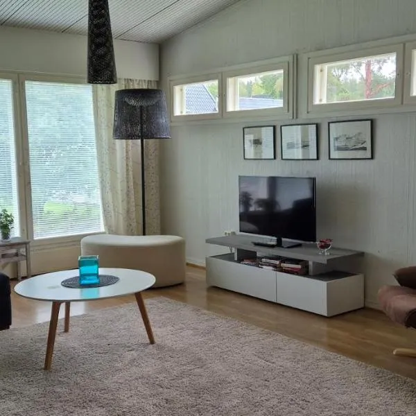 House with2 bedroom, bath, sauna, and big yard, Hotel in Hyvinkää