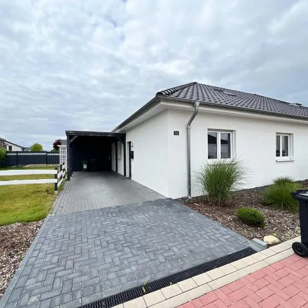 Einzigartiger Neubau-Bungalow - Luxus-Küche, große Terrasse mit Garten - Perfekt für Familie und Gruppen, готель у місті Ilsede