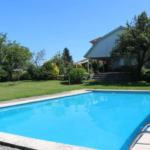 Chalet con piscina, hotel em Tui