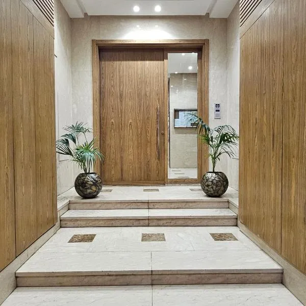 Modern 2BR, 2BA Apartment with Sunny Balcony & Walk-In Closet, Premium Stay in Maârif, hotel in Casablanca