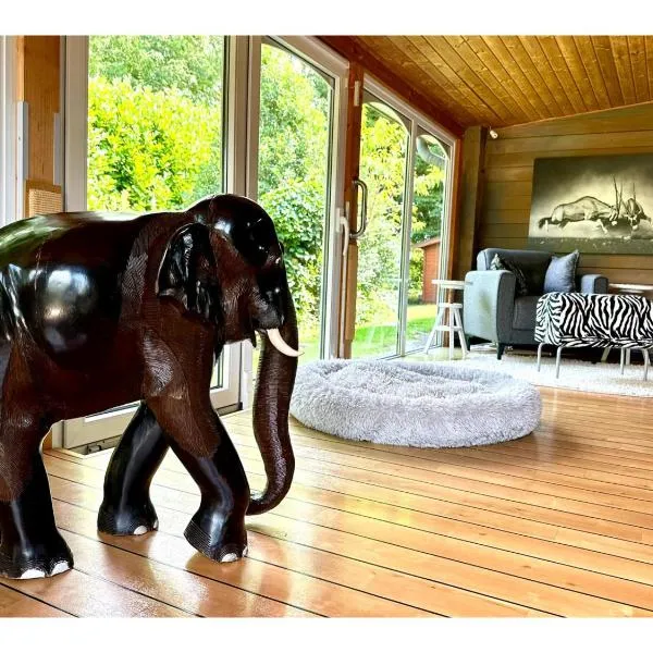 Lodge of Africa - einzigartige Themenzimmer, eingezäunten Garten, Sauna, Whirlpool & Kamin, Hunde willkommen, Gasgrill, voll ausgestattete Küche, großer Essbereich, Hamburg & Stade in der Nähe, ξενοδοχείο σε Hollernstraße