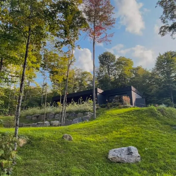 Luxury Mountain Retreat with Spa Near Mont Tremblant, hotel in La Conception