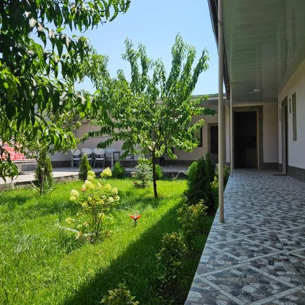 Galstyans Hotel Zvartnots Airport, hotel in Pʼarakʼar