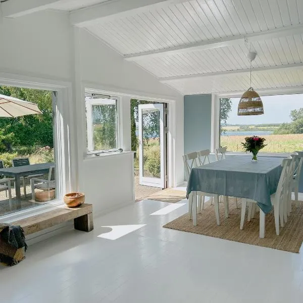 Sunset over water, 50 mins from Copenhagen, hôtel à Skibby