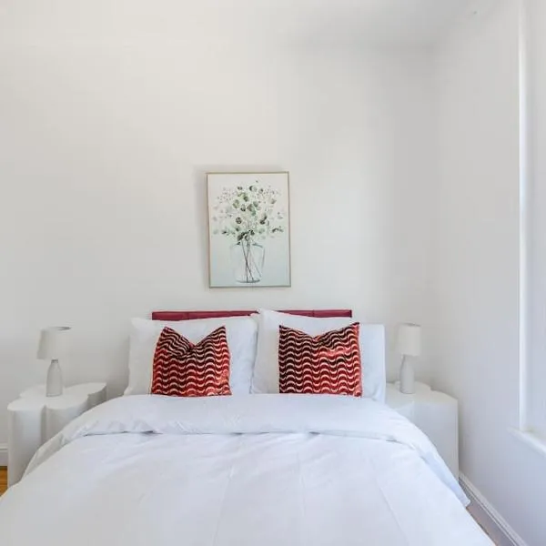 Urban Oasis 4 bedroom house with parking, hotel in Chatham