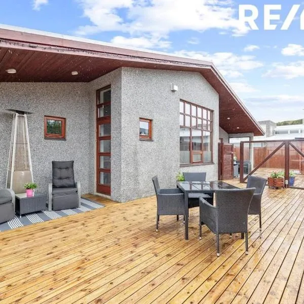 Amazing Villa With Hot Tub Near Reykjavík, hotel in Lágafell