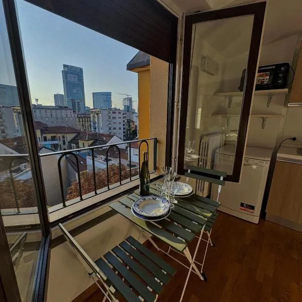 Attico con Balcone in Centro a Milano Isola, hotel in Milan