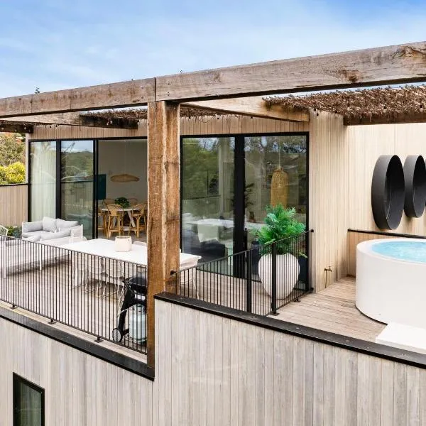 Santorini Blue Sorrento with heated spa and stunning views, hotel v destinaci Sorrento