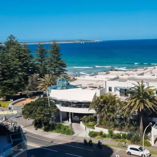 Beachfront Cronulla Getaway with Ocean Views & Spa: Cronulla şehrinde bir otel