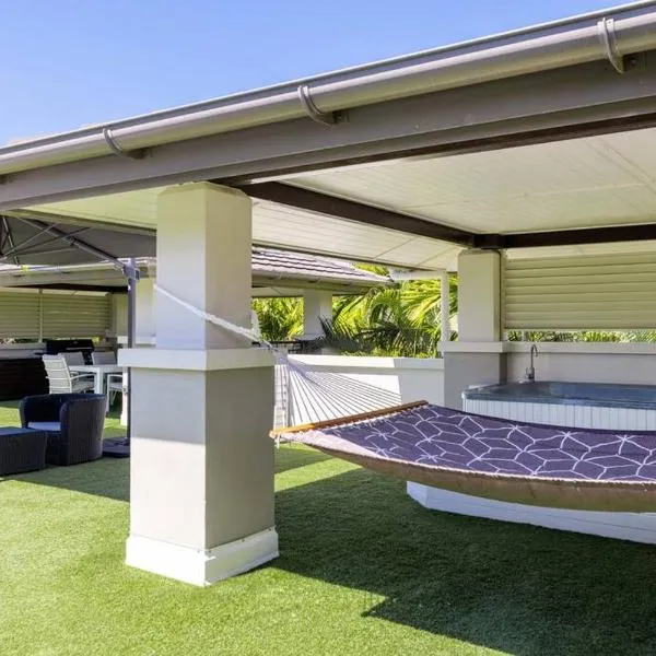 Luxury Port Douglas beachside 3 Bedroom Temple Apartment with Private roof top terrace Due to copyright we can't disclose the resort name but google Port Douglas temple and this fantastic 5 star resort will come up, hotel en Port Douglas