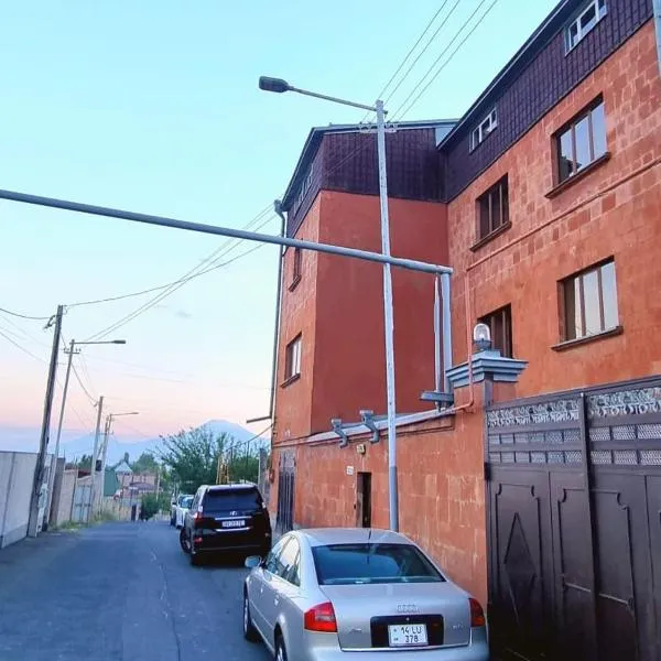 Red House, hotel in Kʼasakh