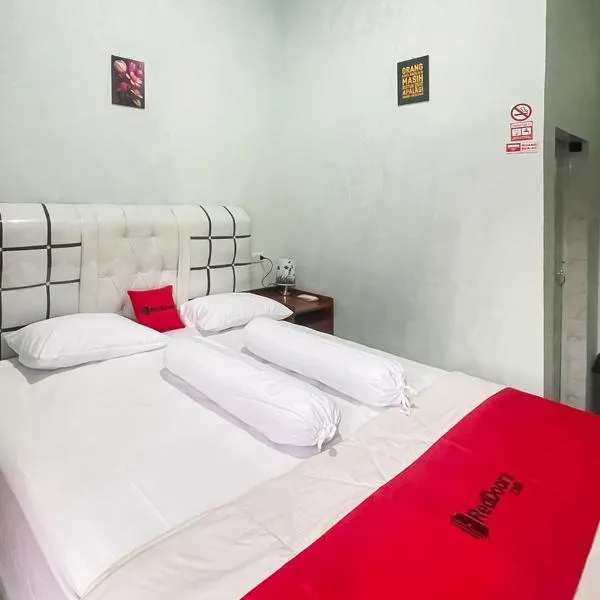 RedDoorz near Kantor Bupati Tapanuli Tengah Aek Tolang โรงแรมในHalangan