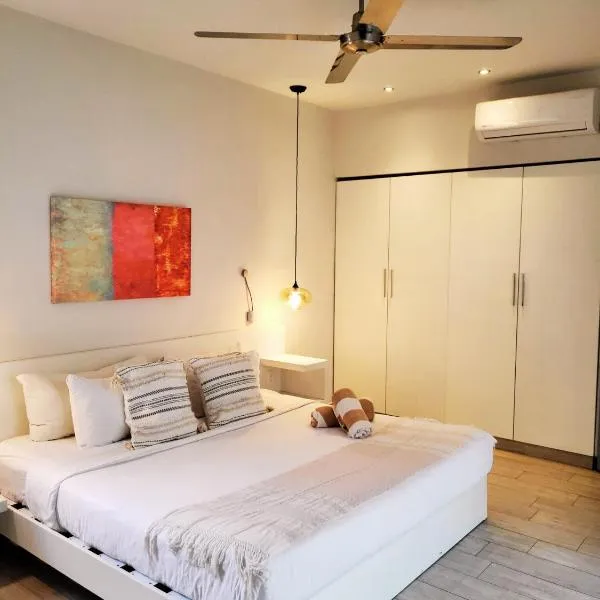 Espacioso departamento como nuevo, higiénico, 7 min caminando a la 5 y a la playa, hotel en Playa del Carmen