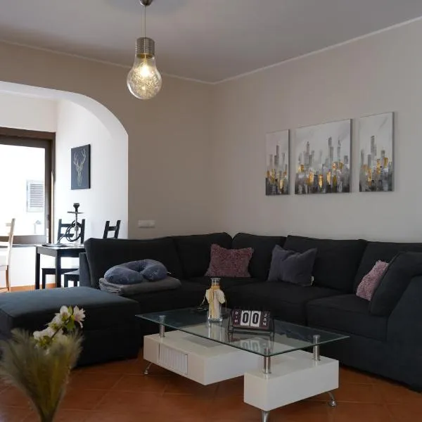 Sky and Sand Hostel, hotel in Portimão