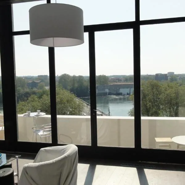 Loft vue fleuve Garonne parking gratuit, hotel in Toulouse