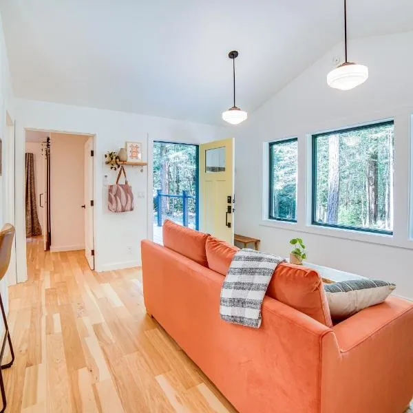Peaceful Mendocino Cottage Surrounded By Redwoods, hotel in Mendocino