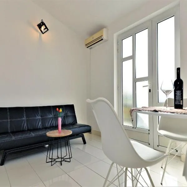 Viesnīca Apartments Helena - One bedroom apartment with Balcony and Sea View - A1 pilsētā Murtera