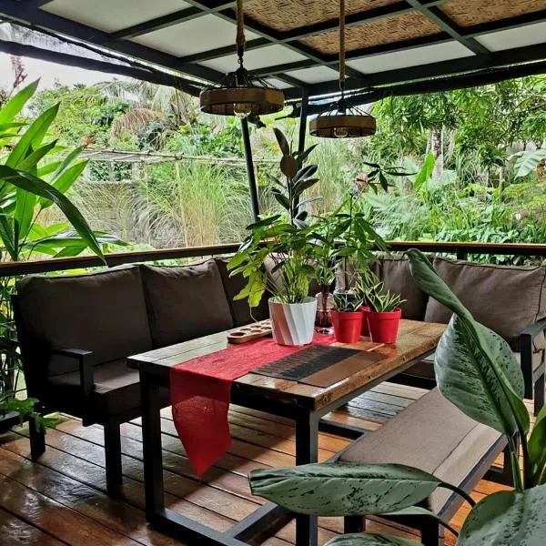 Brookfarm Cottage, hotel in Irosin