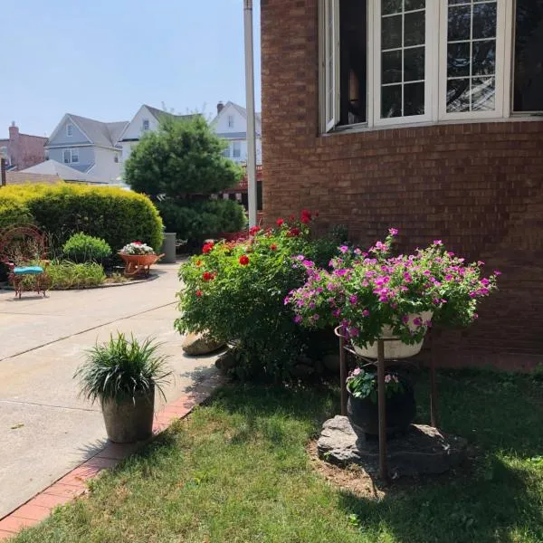 Private Unit with own Entrance To Share, hotel in South Ozone Park