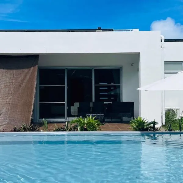 UmiOto ウミオト 夫婦 カップル 女性一人旅に大人気のナイトプール付き ゲストハウス 宮古島, hotel in Miyako Island