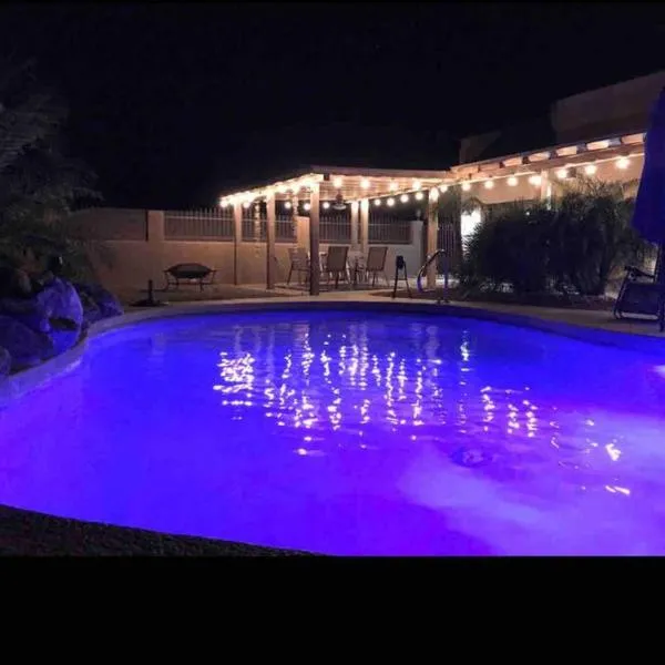 Spacious 3 BR with Pool Minutes Away from Lake, hotel v destinaci Lake Havasu City