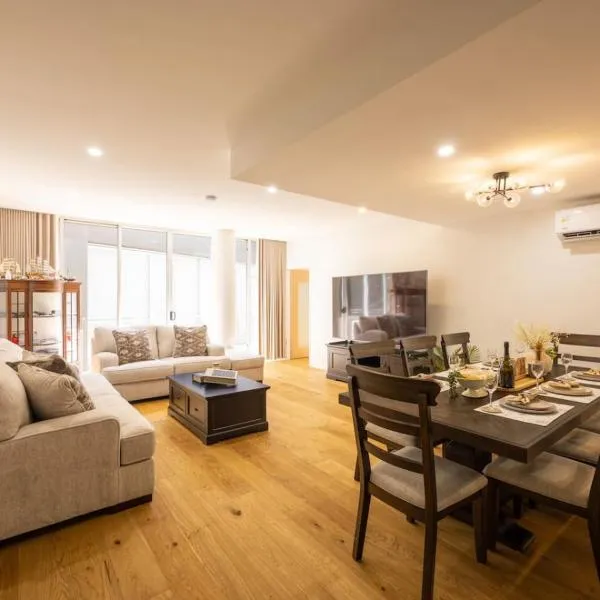 Luxury 4BR Cozy Home Pool, Gym, Sauna, wParking at CBD，布里斯本的飯店