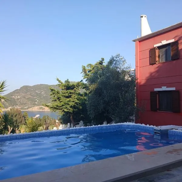 Villa Aspalathus Red, Pool and Panoramic Views to fulfil your Aegean memories, hôtel à Skopelos