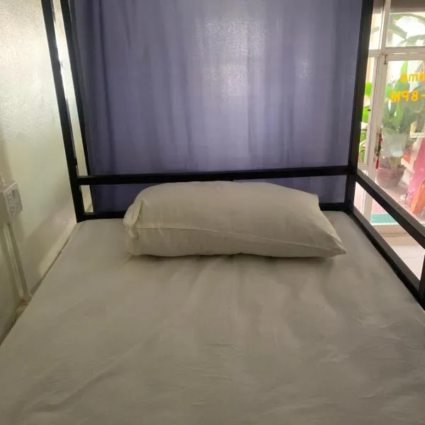 Hostel Beach Pirates Terrace, hotel in Ban Phru Ching (1)