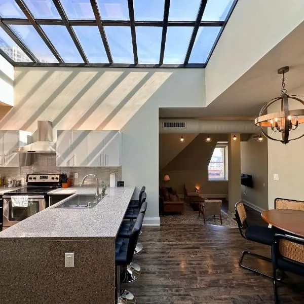Downtown Luxury 2BR Penthouse Apt, hotel in Milwaukee