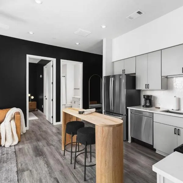 Chic Music Row Condo Rooftop Deck with City View Gym Office and More, hotel i Nashville