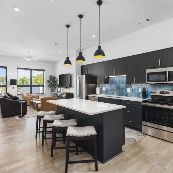 Upscale Music Row Corner Unit with Patio Rooftop with City View and Gym, hotel in Nashville