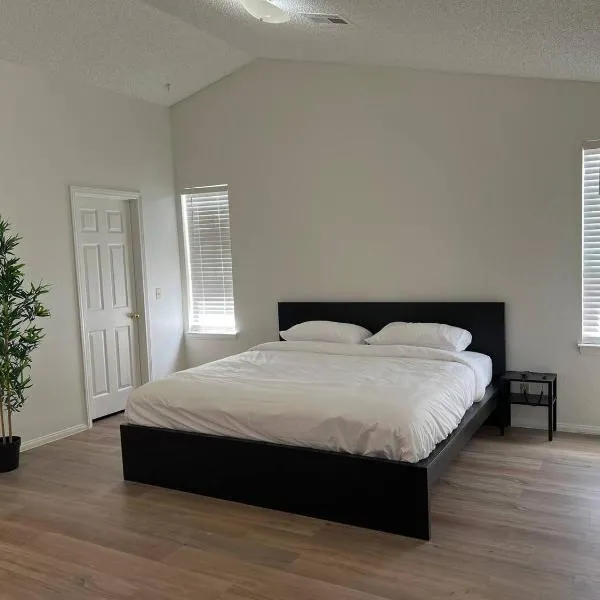 Extended Stay 3 or 4 Beds Cozy Smart Home Living، فندق في لاس فيغاس