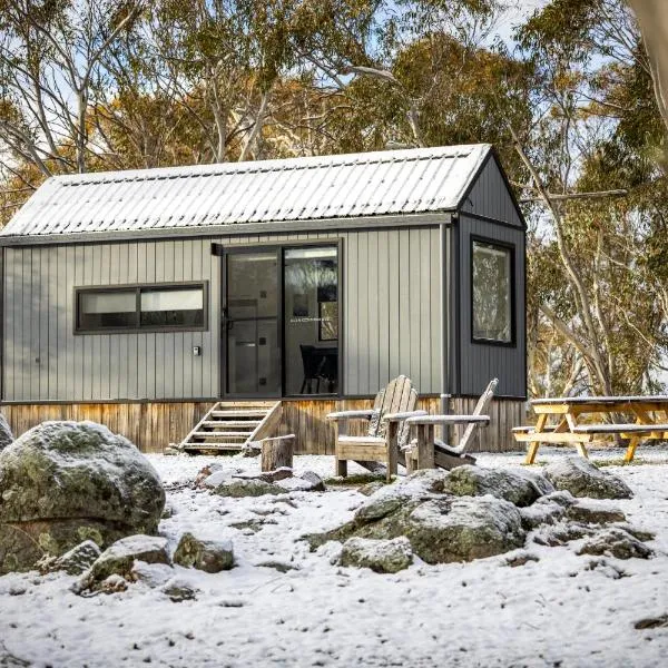 Big Yard Escapes - Two Off-Grid Tiny Houses on the Mowamba River, hotel in Jindabyne