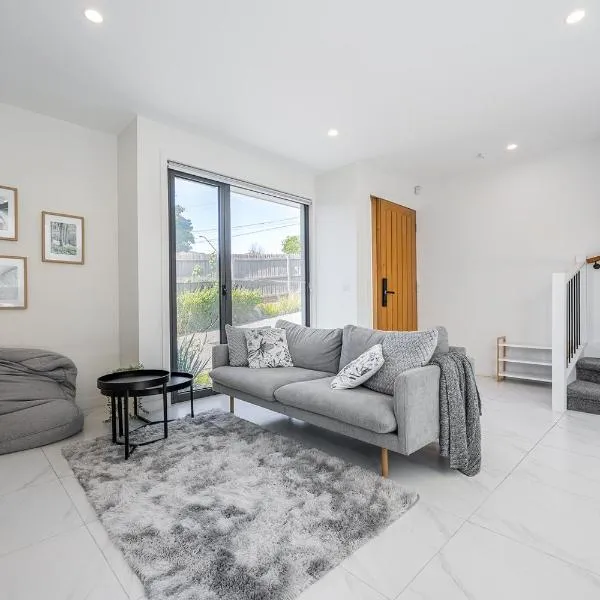 Modern Townhouse - Cafes, Shops, Bus, Freeway access, hotel in Balwyn North