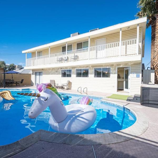 Large House, 15 Beds, Heated Pool, Hot Tub, BBQ, Close to Strip, Las Vegas