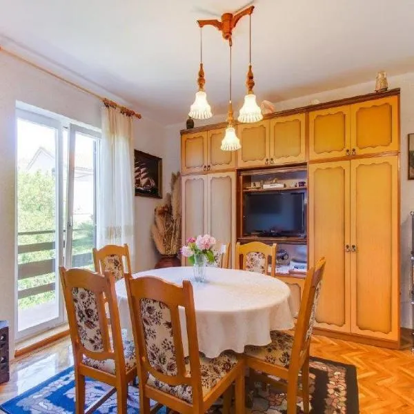 Apartment Blamax with Terrace and Sea View, hôtel à Mali Lošinj