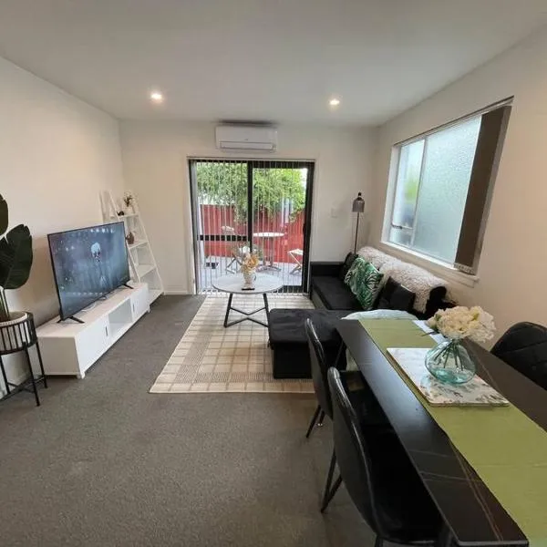Cosy And Stylish Single Level 2 Bed Home Near CBD, hotel in Linwood