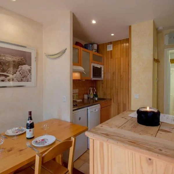 Studio 3 personnes avec place de parking couverte، فندق في تينيِ