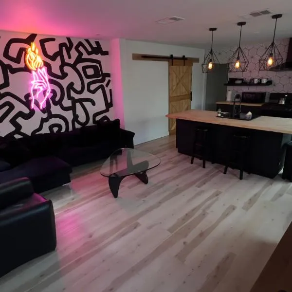 2BR Lit and Spacious in the Heart of Hollywood, Hotel in Los Angeles
