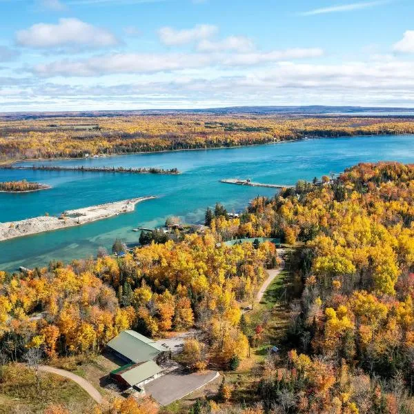 Barbeau Studio with St Marys River Views!, hotell sihtkohas Barbeau