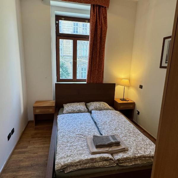 1 Bed Flat - Sleeps 2 - Pets - Smoking on terrace, Praga