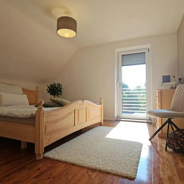 Moderne 70qm OG Wohnung nahe Würzburg, DAA, A3, A7, A81 in Fuchsstadt, hotel in Reichenberg